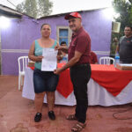 Nelson Cano entregó contratos de arrendamiento a 22 familias del barrio San Ignacio de Hernandarias