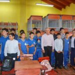 Nelson Cano entrega mobiliarios en instituciones educativas del municipio