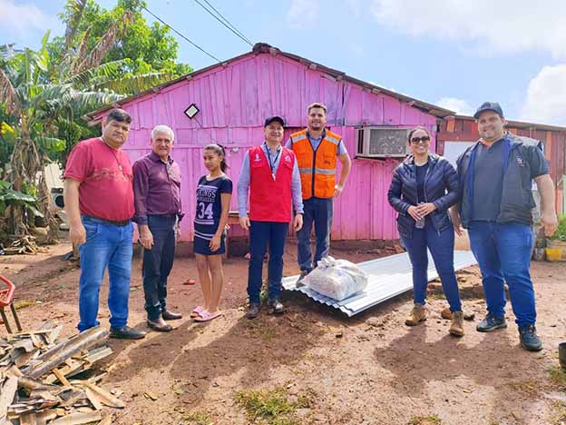 Municipalidad de Hernandarias entrega chapas y víveres a afectados por temporal