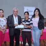 Cano entrega tarjetas a beneficiarios de Programa Tekoporã