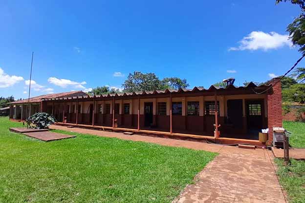 Comuna hernandariense inicia importantes obras en escuela de Paso Itá