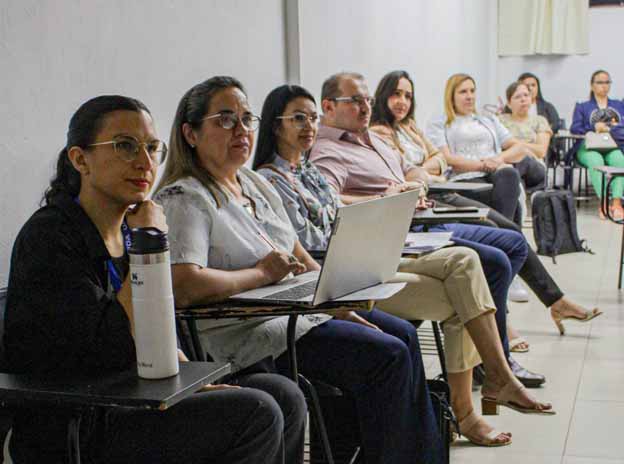 Los profesores de la Facultad de Ciencias de la Salud de la UPE están participando en un claustro docente.