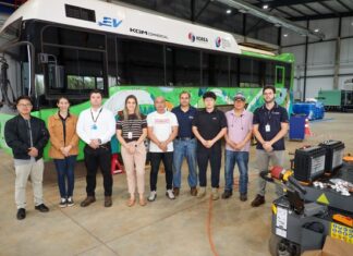 Técnicos coreanos realizan mantenimiento de buses eléctricos y capacitan a profesionales de Itaipú