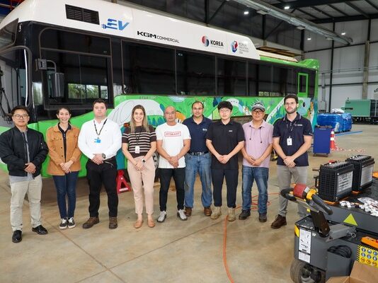 Técnicos coreanos realizan mantenimiento de buses eléctricos y capacitan a profesionales de Itaipú