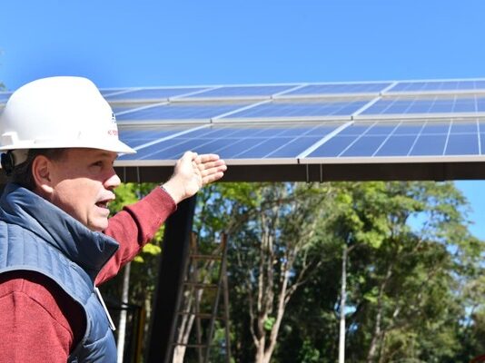 Itaipú instala techo solar para recarga de vehículos eléctricos en Tekotopa