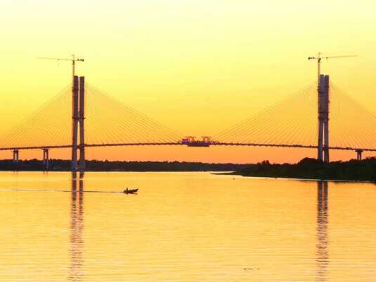Intendente de Carmelo Peralta resalta impacto social y económico del Puente de la Bioceánica, financiado por Itaipú