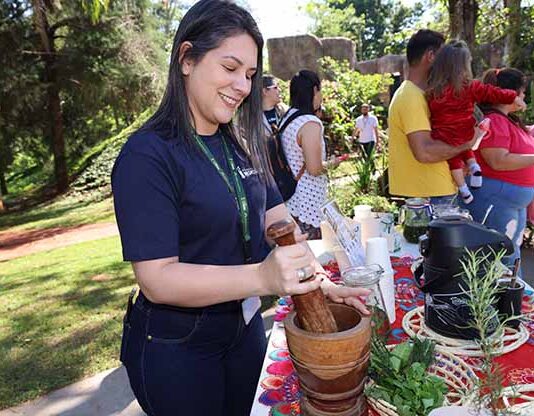 Itaipú conmemoró el Día del Pohã Ñana con el público que visitó Tekotopa Centro Ambiental