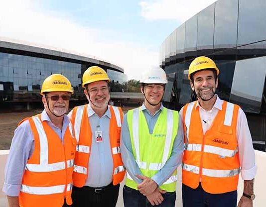 Directores de Itaipú verifican avance de obras en la UNILA, impulsadas por la Binacional