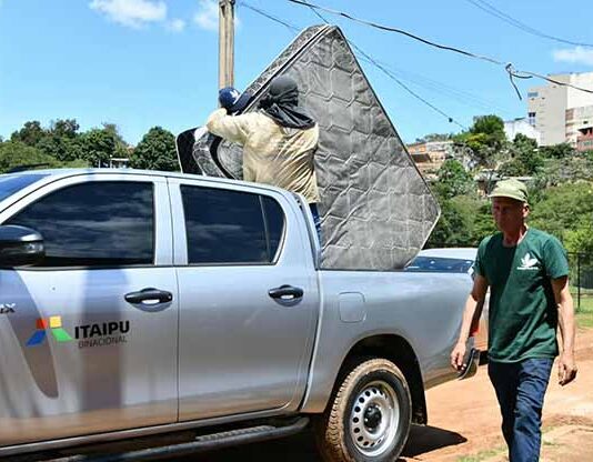 Itaipú inicia asistencia a familias del barrio San Rafael ante inminente crecida del río Paraná